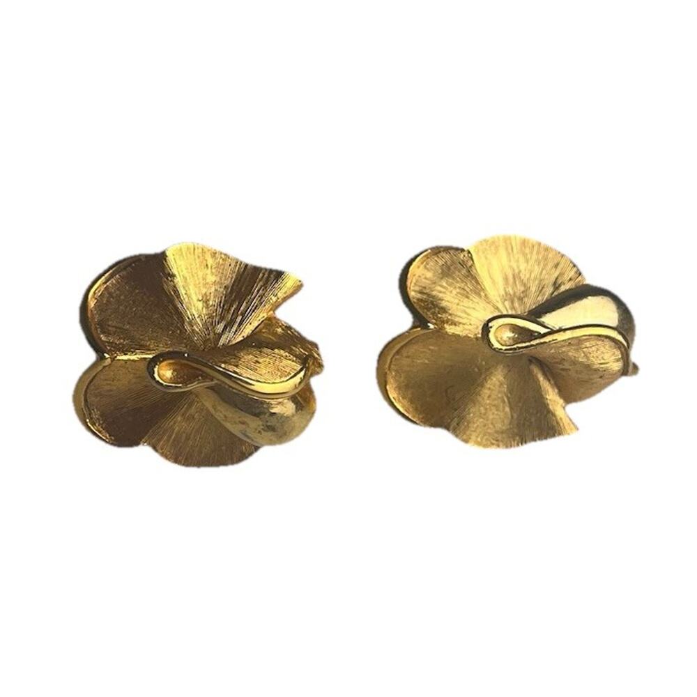 Vintage Crown Trifari Pansy Flower Brushed Clip On Earrings Gold Tone RARE HTF